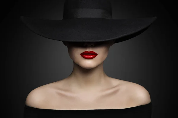 Sombrero de mujer labios y hombro, elegante modelo de moda en negro ancho sombrero de ala ancha —  Fotos de Stock