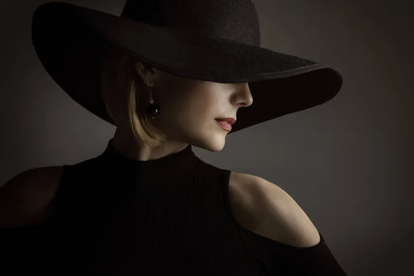 Kadın siyah şapka, moda Model Retro Güzellik Portresi, geniş geniş ağzına kadar şapka — Stok fotoğraf