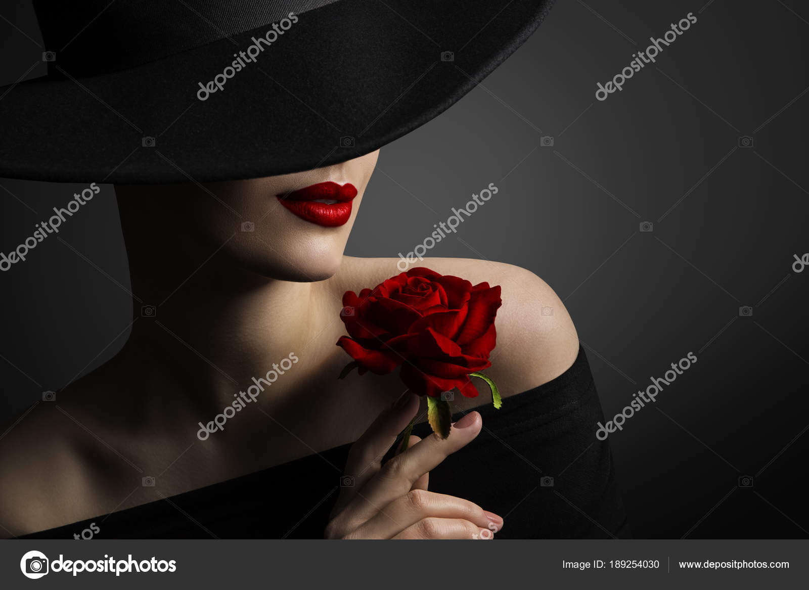 Lèvres rouges de femme et fleur de rose, portrait de beauté de modèle de  mode en chapeau noir — Photo de stock par ©inarik - 189254030, image size:1600x1167
