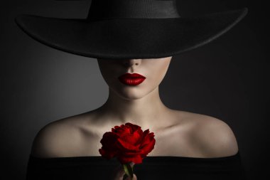 Kırmızı gül çiçek kadın dudaklar ve siyah şapka, şık moda Model Güzellik Portresi