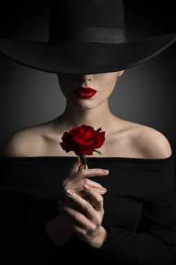 Rose Flower tutan eller, moda Model Güzellik Portresi, kırmızı dudaklar siyah şapkalı kadın