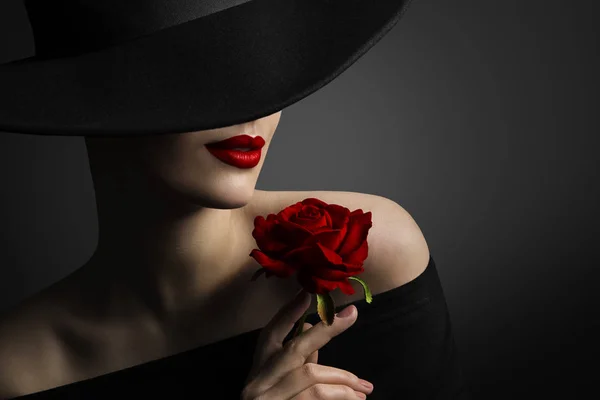 Donna labbra rosse e fiore di rosa, modello di moda Ritratto di bellezza in cappello nero — Foto Stock