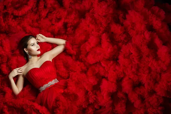 Modelo de moda sobre fondo de vestido rojo, retrato de belleza de mujer, hermosa chica en ondas de tela —  Fotos de Stock