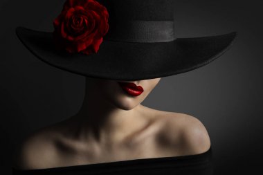 Kadın kırmızı dudaklar ve siyah şapka, gül çiçek moda Model Güzellik Portresi, geniş şapka
