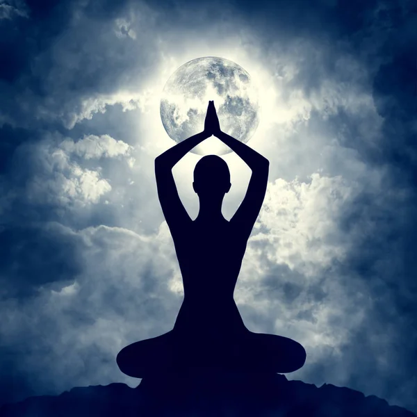瑜珈身体姿势剪影在月亮夜狡猾, 冥想锻炼祷告位置 — 图库照片