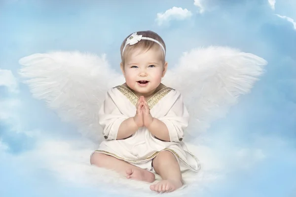 Baby Angel s křídly Amur, Cupid Kid sedí na rozostření oblohy, šťastné dítě portrét — Stock fotografie