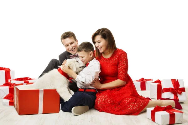 Familie geeft hond In huidige Gift aan zoon kind, vader moeder kind en huisdier — Stockfoto