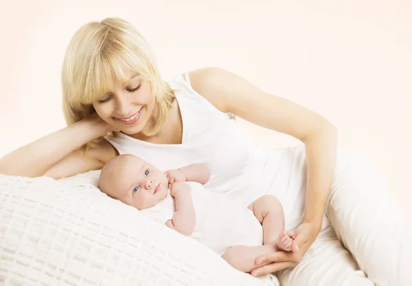 Mutter und Baby, glückliche Mutter umarmt Neugeborenes, Frau mit Neugeborenem — Stockfoto