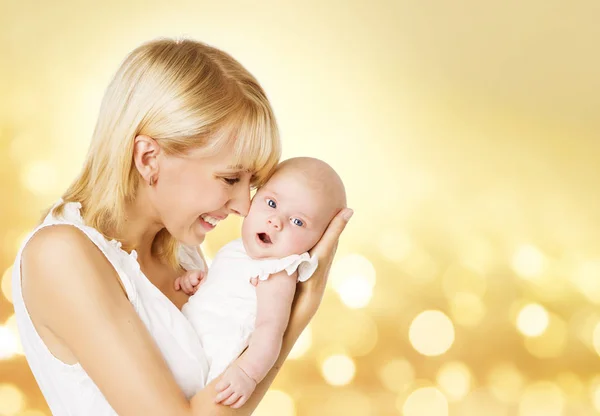 Mor och Baby, Mamma hålla nyfödda ungen på händer, glad kvinna med nya född flicka — Stockfoto