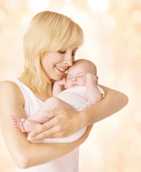 Mor och sovande Baby, Mamma hålla nyfödda ungen på händer, familjeporträtt — Stockfoto