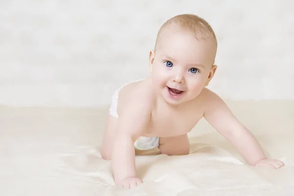 Rastejando Bebê, Happy Kid Boy Interior Retrato, Sorrindo Menino infantil — Fotografia de Stock