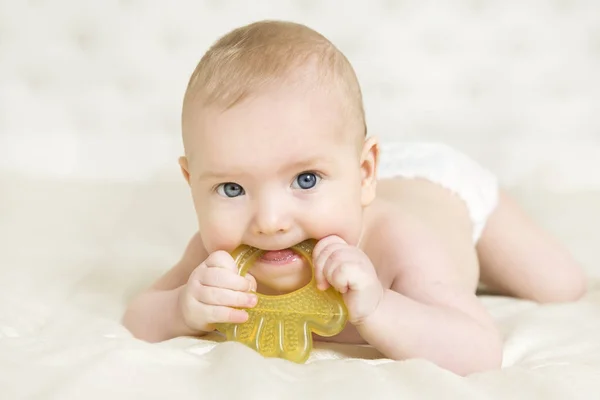 Babyzahn, Kind beißt Beißspielzeug in den Mund, Kleinkind wächst ersten Zahn — Stockfoto