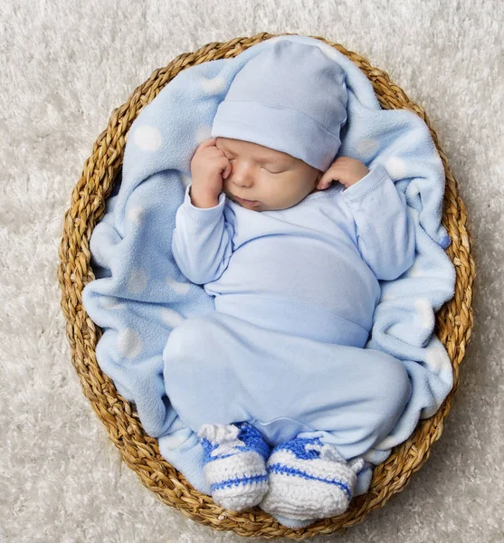 Bebé recién nacido dormir en la cesta, recién nacido durmiendo en traje de cuerpo azul —  Fotos de Stock