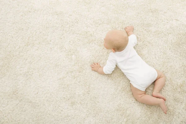 爬行婴儿在地毯背景, 婴儿儿童顶部视图, 婴儿毛毯 — 图库照片