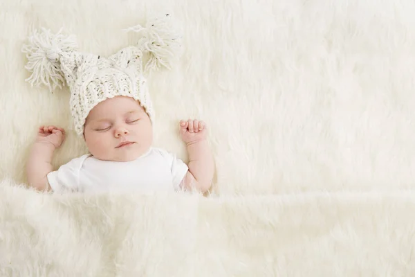 Dormir bébé nouveau-né en laine chapeau, Nouveau-né enfant dormir dans le lit couvert de fourrure couverture — Photo