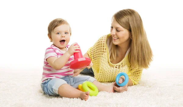 Dziecko i matka grać zabawka pierścienie, niemowlę noworodek gry bloki konstrukcyjne edukacji — Zdjęcie stockowe