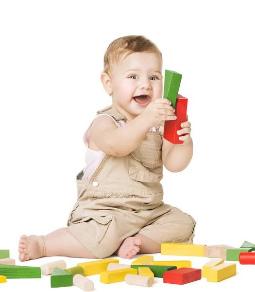 Bloques de juguetes de juego para bebés, Niño feliz jugando ladrillos de madera, Niño de un año —  Fotos de Stock