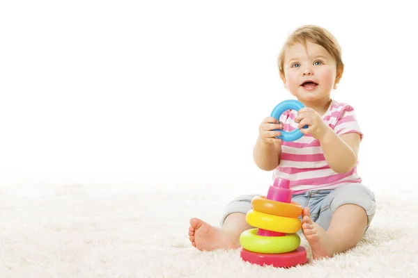 Oyuncak yüzük, oynayan bebek bebek çocuk renkli daire Piramit, mutlu bir çocukluk ile — Stok fotoğraf