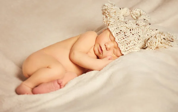 Bebê recém-nascido dorme, dormindo criança recém-nascida em chapéu de malha — Fotografia de Stock