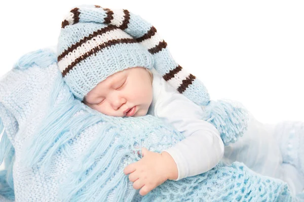 Bebé recién nacido durmiendo en sombrero azul, recién nacido durmiendo en manta de lana de punto — Foto de Stock