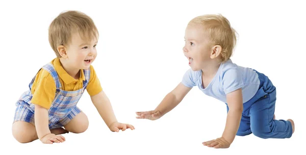 Bébés rampants, Enfants heureux Garçons d'un an, Enfants Groupe Blanc Isolé — Photo