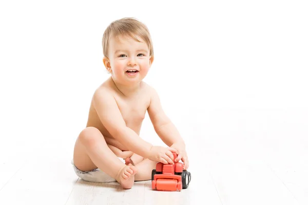 Bebé en el juguete del juego del pañal, Bebé feliz que juega el coche, Niño aislado blanco — Foto de Stock