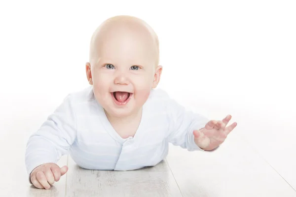 Bébé Garçon heureux, Enfant en bas âge allongé sur le plancher blanc, Enfant isolé sur fond blanc — Photo