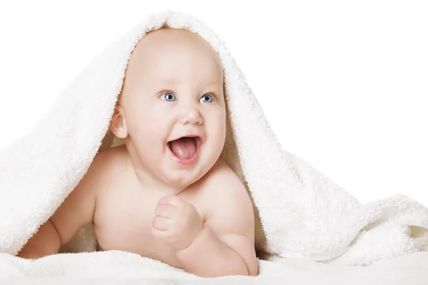 Ребенок, покрытый белым полотенцем, счастливый шестимесячный ребенок под одеялом, младенец над белым — стоковое фото