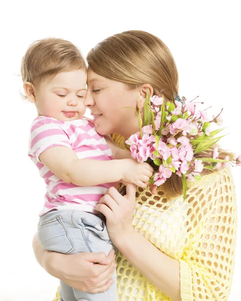 母親と赤ちゃんを与えるフラワー花束ギフト、ママを受け入れる娘、幸せな家族 — ストック写真