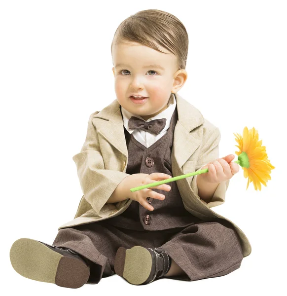 Bebé niño en elegante traje de moda con flor, niño sentado sobre blanco —  Fotos de Stock