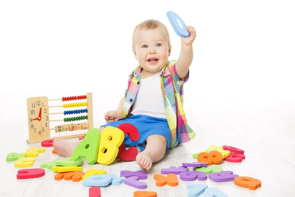 Alfabeto de bebê e brinquedos de matemática, criança brincando Abacus e ABC Letras, Kid on White — Fotografia de Stock