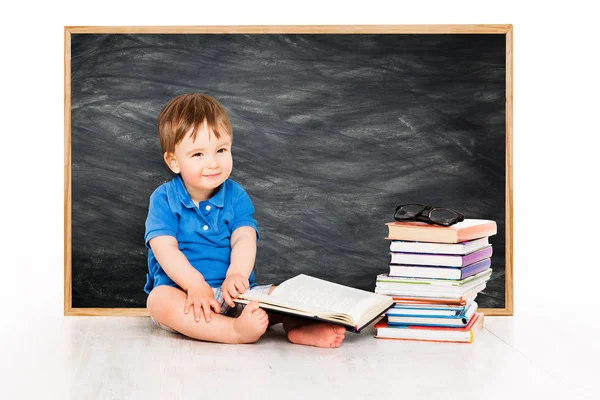 Libro de lectura de bebés cerca de pizarra, Educación para niños pequeños, Niño frente a pizarra escolar — Foto de Stock