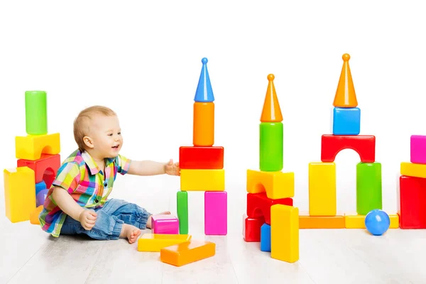 Bebê jogar blocos brinquedos, criança sentada no chão e jogando tijolos de construção coloridos — Fotografia de Stock