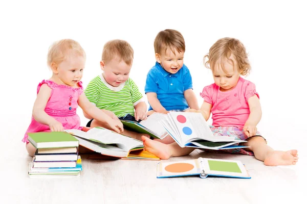 Kinder lesen Bücher, Babys frühkindliche Bildung, Gruppe von Kindern im Alter von einem Jahr — Stockfoto