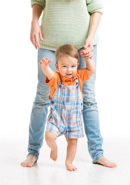 Baby Walking First Steps, Mother Helping Child to Go, Mom Helping Kid to Stand — Stock Photo, Image