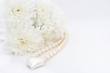 Beyaz çiçek ve inci kalp Takı Kolye, kasımpatı çiçekleri buketi