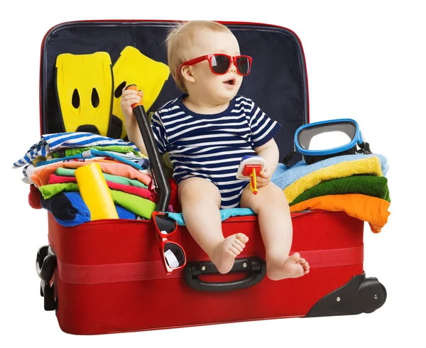 Maleta de viaje para bebés, Niño sentado en una bolsa de viaje, Niño dentro del equipaje de vacaciones —  Fotos de Stock