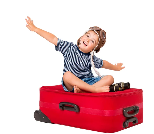 Niño volando en maleta de viaje, piloto de niño en sombrero de aviador en el equipaje, blanco aislado —  Fotos de Stock
