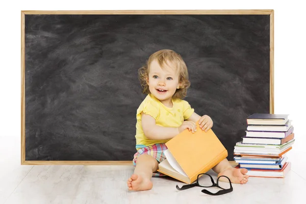 Baby Läs bok nära Blackboard, Kid framför skolan svart styrelsen klassrummet, barn utbildning — Stockfoto