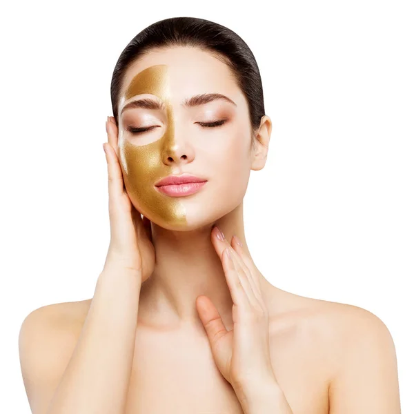 Máscara de oro de belleza de mujer, hermosa chica que aplica cosméticos de piel dorada — Foto de Stock