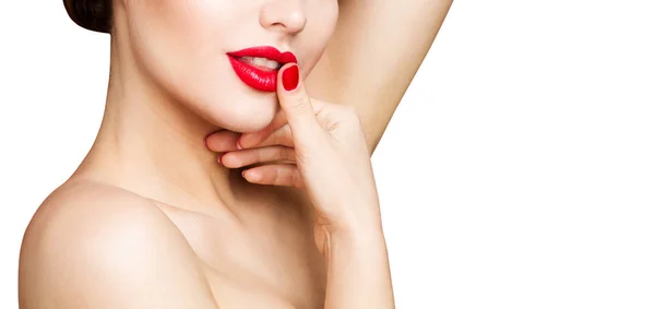 Labios y uñas rojas, Maquillaje de belleza de mujer, Lápiz labial rojo polaco — Foto de Stock