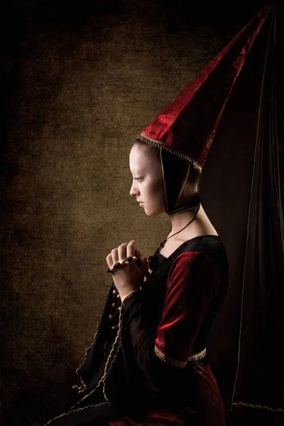 Belleza de la mujer en la Edad Media, joven rezando en el cono medieval —  Fotos de Stock