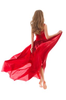 Arkadaki kadın kırmızı elbisesiyle yürüyor Rüzgarda çırpınıyor