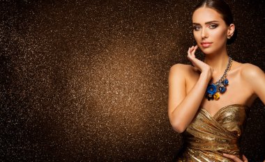 Moda Modeli Güzel Portre, Altın Giyen Güzel Kadın