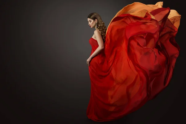 Mujer vestido rojo volando en el viento, modelo de moda hermosa — Foto de Stock