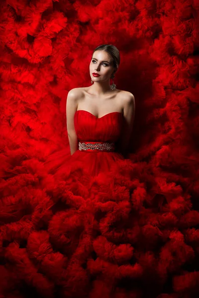 Módní model umění Červené šaty, Žena krása vlny látkové šaty — Stock fotografie