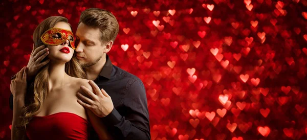 Verliebtes Paar, Mann küsst Frau in Valentinsmaske — Stockfoto