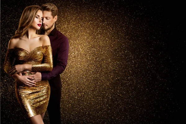 Casal beleza retrato, sonhando bela mulher em vestido de ouro — Fotografia de Stock