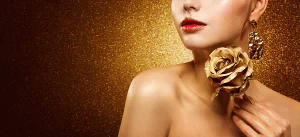 Maquillaje de belleza de modelo de moda, hermosa mujer celebrar flor de oro — Foto de Stock