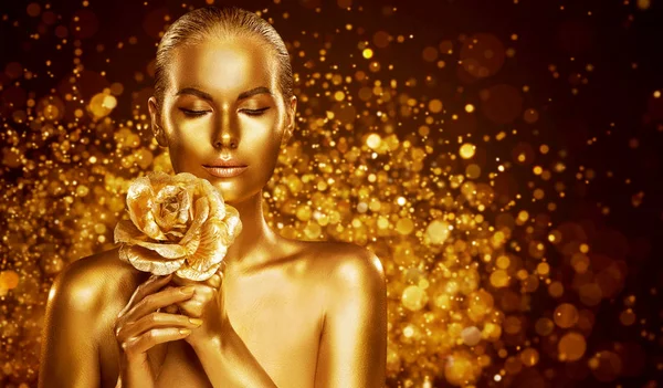 Złota skóra Body Art, Złota Kobieta Piękna Portret z kwiatem — Zdjęcie stockowe